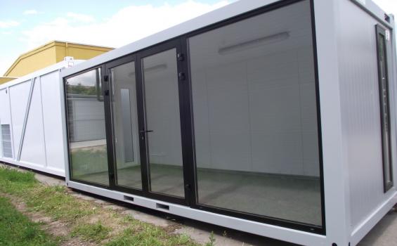 Bürocontainer mit bodentiefen Fenstern